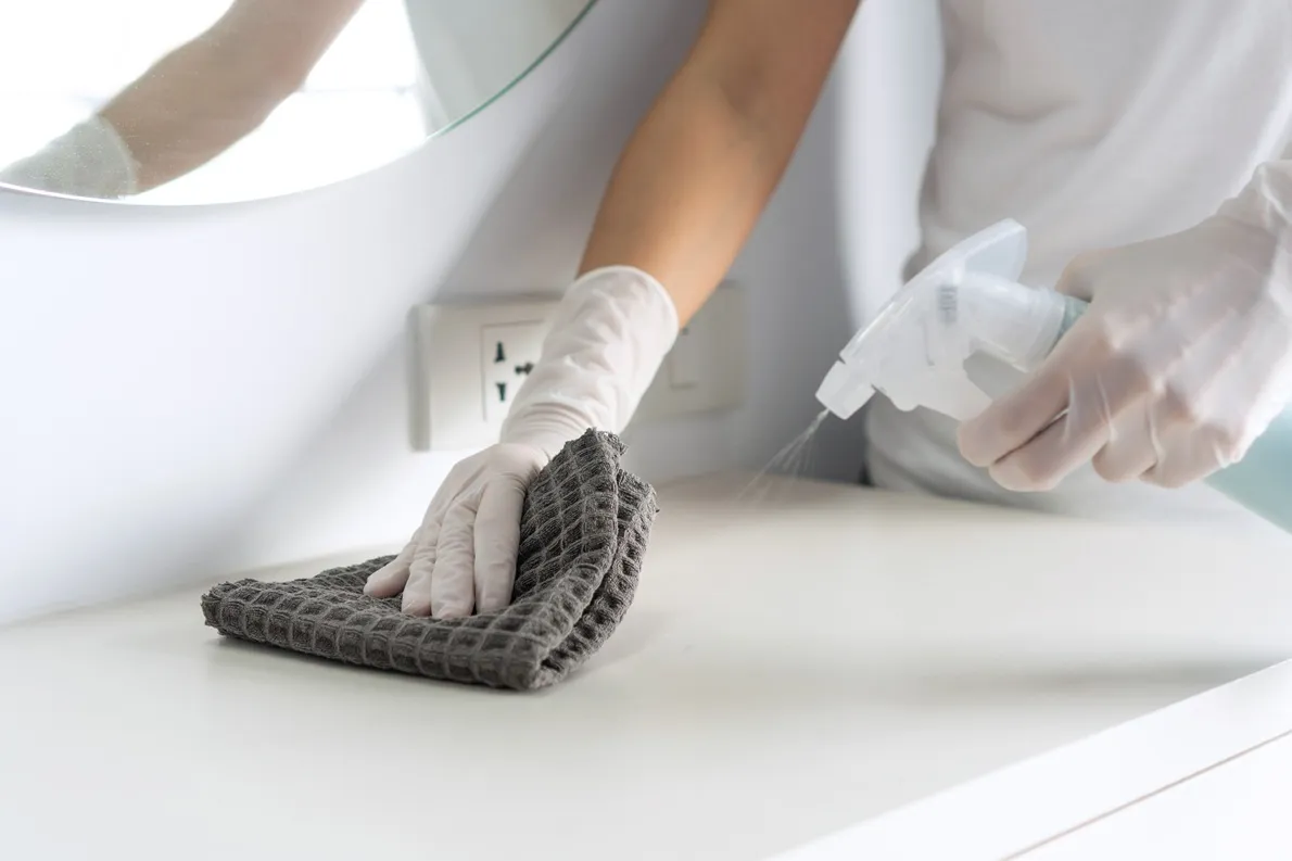 Nettoyage d’un plan de travail à la microfibre